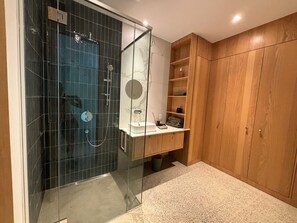 Dusche, umweltfreundliche Kosmetikartikel, Haartrockner, Handtücher