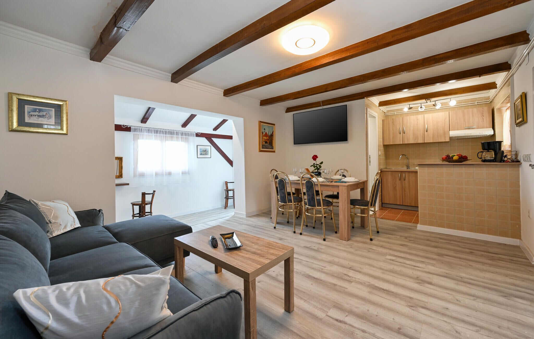 TV connectée, cheminée, chaîne hi-fi