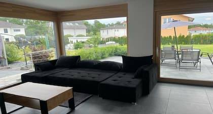 Moderne Ferienwohnung, Platz für 6 Gäste - 2 Schlaf-/ Wohn-/badezimmer, Terrasse
