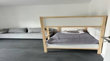 2 habitaciones, tabla de planchar con plancha, wifi y ropa de cama