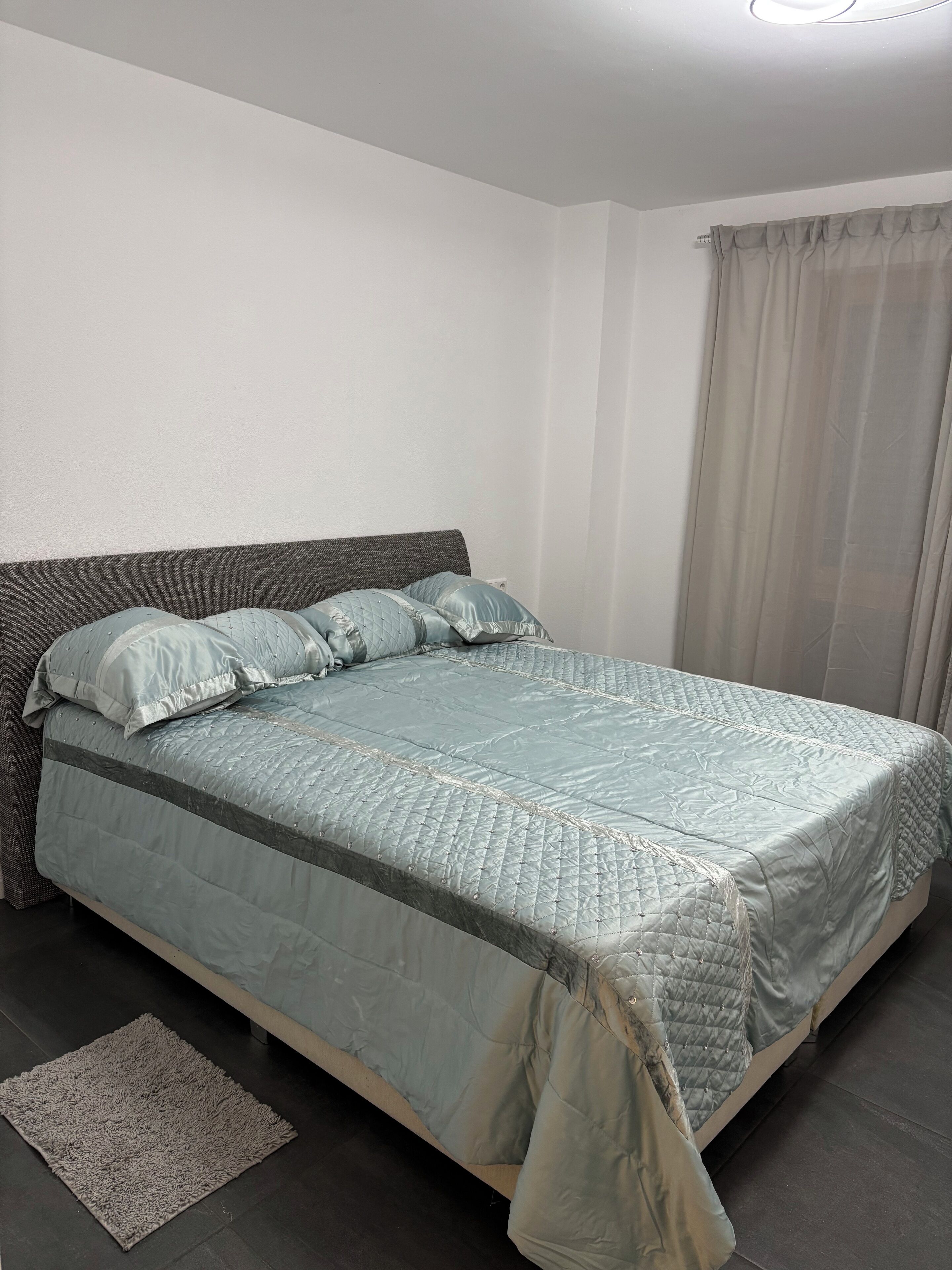 2 habitaciones, tabla de planchar con plancha, wifi y ropa de cama 