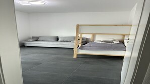 Ein Schlafzimmer mit Etagenbett und Schlafsofa.