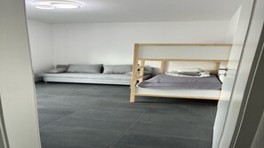 2 bedrooms, iron/ironing board, WiFi, bed sheets - Moderne Ferienwohnung, Platz für 6 Gäste - 2 Schlaf-/ Wohn-/badezimmer, Terrasse (Singen (Hohentwiel))