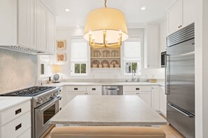 冷蔵庫、電子レンジ、オーブン、コンロ