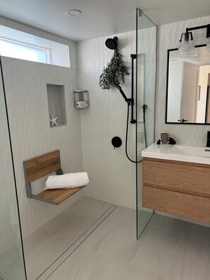 Een douche, een haardroger, handdoeken, zeep