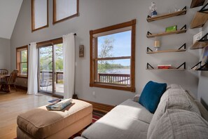 Smart TV, fireplace, books - Austin Lake Lodge : Sun, Swim, & Relax – Lakefront Lodge Sleeps 6 (Reed City)