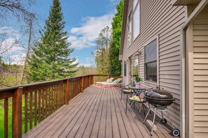 Terrace/patio - Austin Lake Lodge : Sun, Swim, & Relax – Lakefront Lodge Sleeps 6 (Reed City)