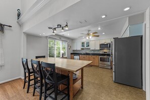 Réfrigérateur, micro-ondes, plaque de cuisson, lave-vaisselle