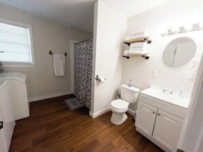 Dusche, Haartrockner, Handtücher, Toilettenpapier