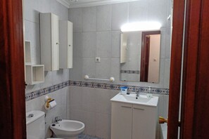 Dusj, hårføner og håndklær