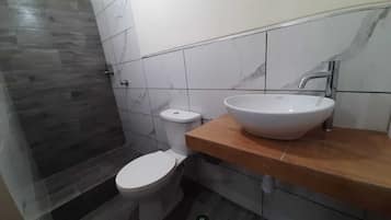 Habitación estándar, 1 cama matrimonial | Baño | Regadera, regadera tipo lluvia, secadora de cabello, toallas