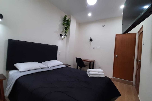 Standardzimmer, 1 Doppelbett | Daunenbettdecken, Schreibtisch, laptopgeeigneter Arbeitsplatz