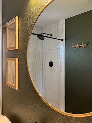 Douche, sĂšche-cheveux, serviettes fournies, savon