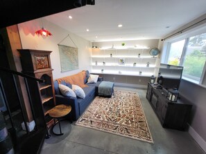 Smart TV, fireplace, books - The White Rabbit Inn, we offer a relaxing and romantic getaway experience! (Courtenay)