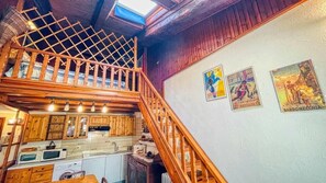 Réfrigérateur, four à micro-ondes, un four, lave-vaisselle