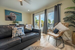 Een smart-tv, een tafeltennistafel en boeken