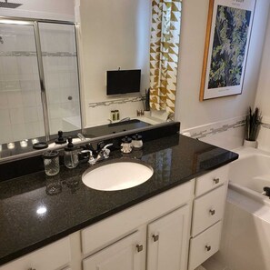 Secadora de cabello, toallas, jabón, shampoo 