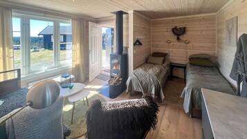 Travel crib, free WiFi, bed sheets