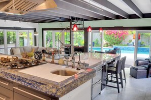 Frigorífico, microondas, horno y placa de cocina