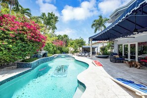 Una piscina al aire libre, una piscina climatizada