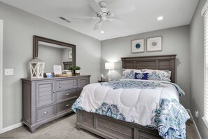 3 bedrooms, desk, iron/ironing board, travel cot - Cozy house in established neighborhood. Recently remodeled. Centrally located. (Wilmington)