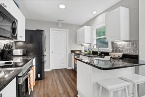 Microwave, oven, stovetop, dishwasher - Cozy house in established neighborhood. Recently remodeled. Centrally located. (Wilmington)