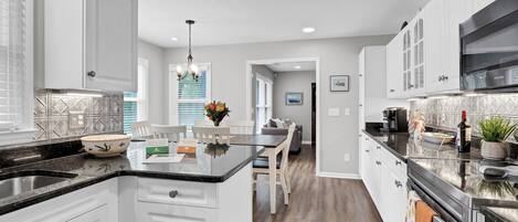 Microondas, horno, parrilla de estufa y lavavajillas