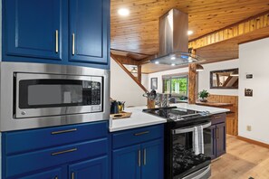 Fridge, microwave, oven, stovetop - Creekside Cabin @ Mt. Rainier with Hot Tub and Game Room (Ashford)