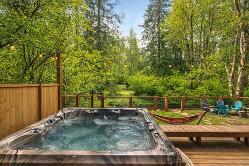 Creekside Cabin @ Mt. Rainier with Hot Tub and Game Room