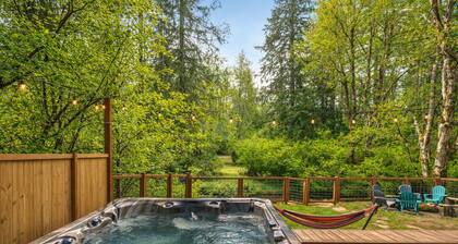 Creekside Cabin @ Mt. Rainier with Hot Tub and Game Room