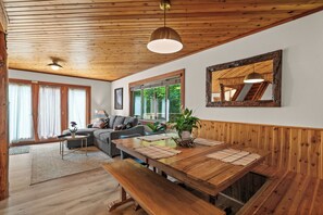 Dining - Creekside Cabin @ Mt. Rainier with Hot Tub and Game Room (Ashford)