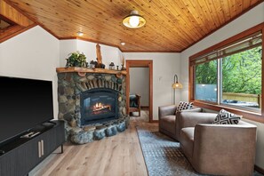 Interior - Creekside Cabin @ Mt. Rainier with Hot Tub and Game Room (Ashford)