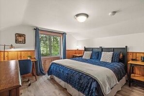 4 bedrooms, desk, iron/ironing board, free WiFi - Creekside Cabin @ Mt. Rainier with Hot Tub and Game Room (Ashford)