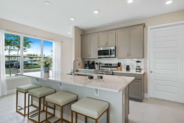Fridge, microwave, oven, stovetop - Blue Suede Townhome in Reunion Resort (Kissimmee)