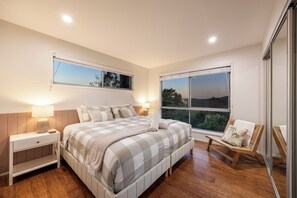 King bedroom (or split singles) downstairs - Hinterland Dreamers Poolside Retreat ~ Pet Friendly! (Yandina Creek)