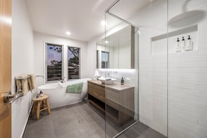 Shower, eco-friendly toiletries, hair dryer, towels - Hinterland Dreamers Poolside Retreat ~ Pet Friendly! (Yandina Creek)