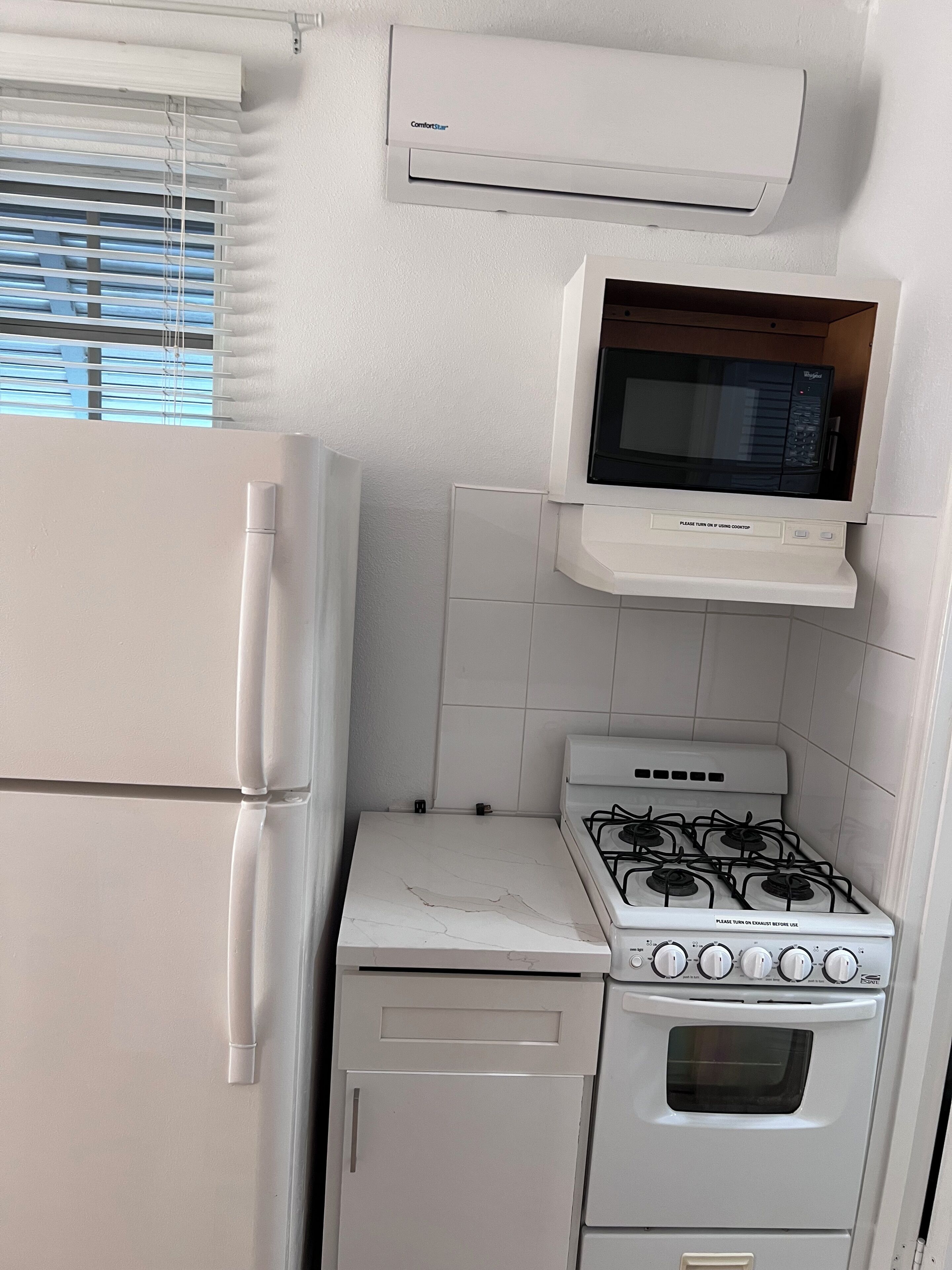 Een koelkast, een magnetron, een oven, een kookplaat