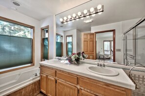 Shower, towels - lx21 Beautiful Tahoe family Home (Stateline)