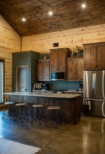 Cozy Lodge at Ward Creek Ranch close to interstate and wedding venues. 