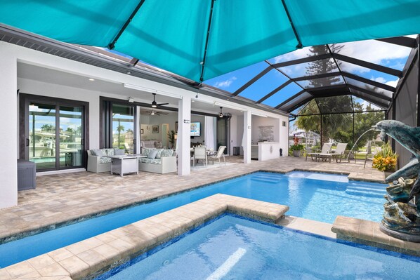 A heated pool - STUNNING, Gulf Access, Breath taking Views, Heated Pool and Spa - Sunlight Landing - Roelens (Cape Coral)