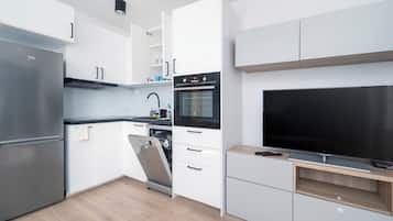 Frigorífico, horno, placa de cocina y lavavajillas