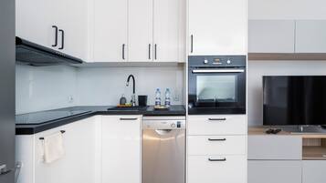 Fridge, oven, stovetop, dishwasher