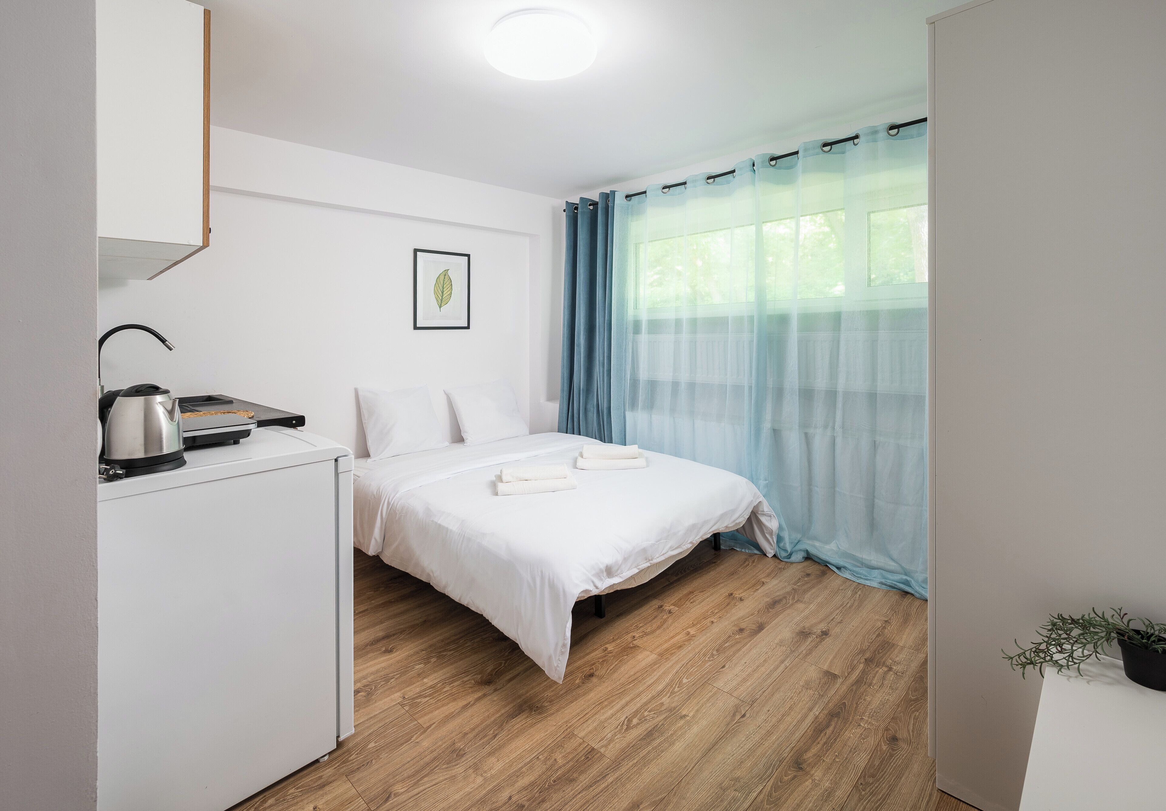 Een strijkplank/strijkijzer, beddengoed