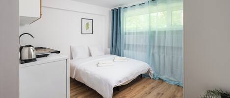 Een strijkplank/strijkijzer, beddengoed