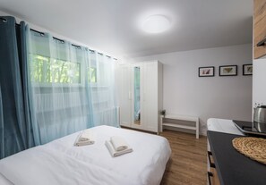 Iron/ironing board, bed sheets