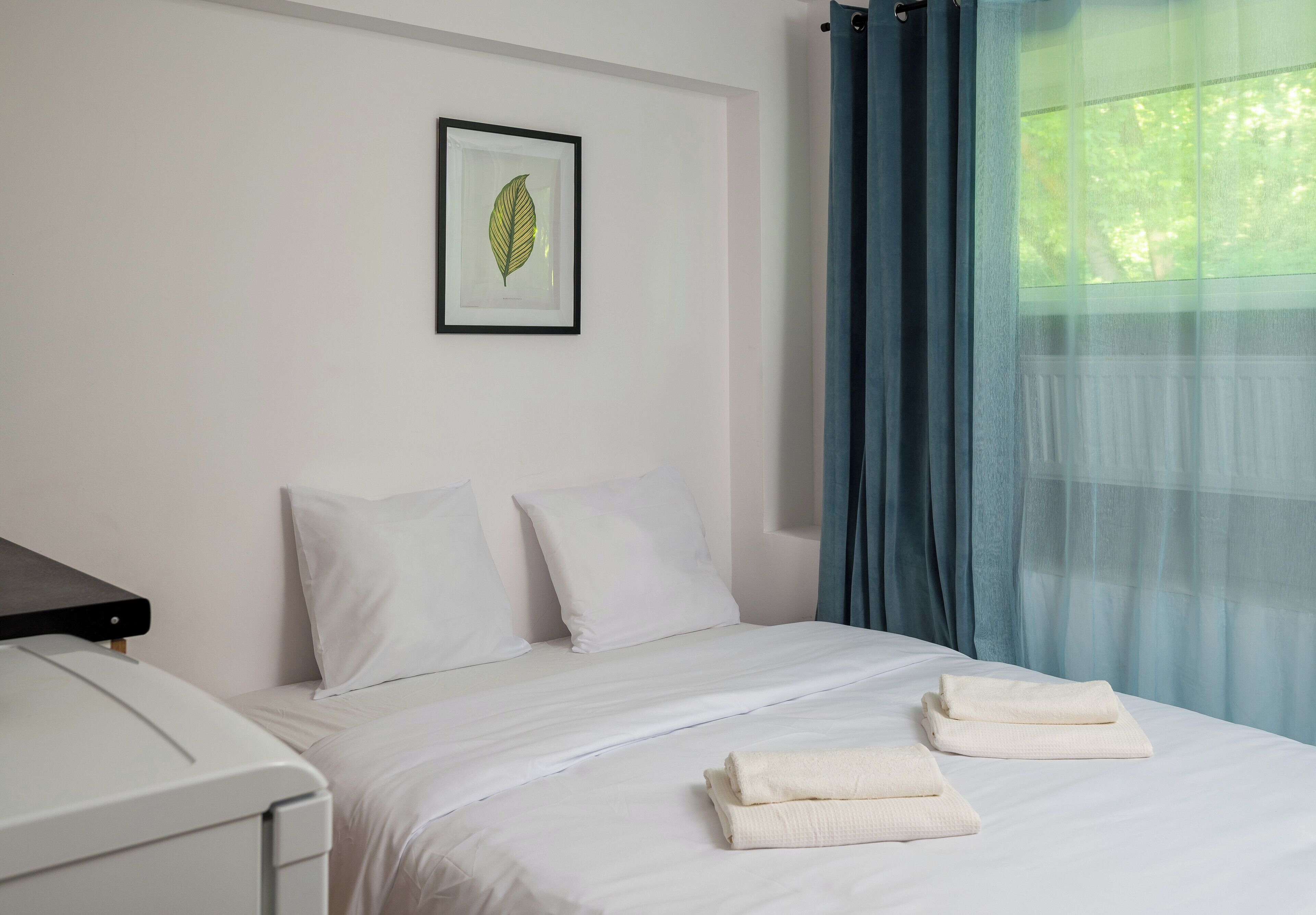 Iron/ironing board, bed sheets