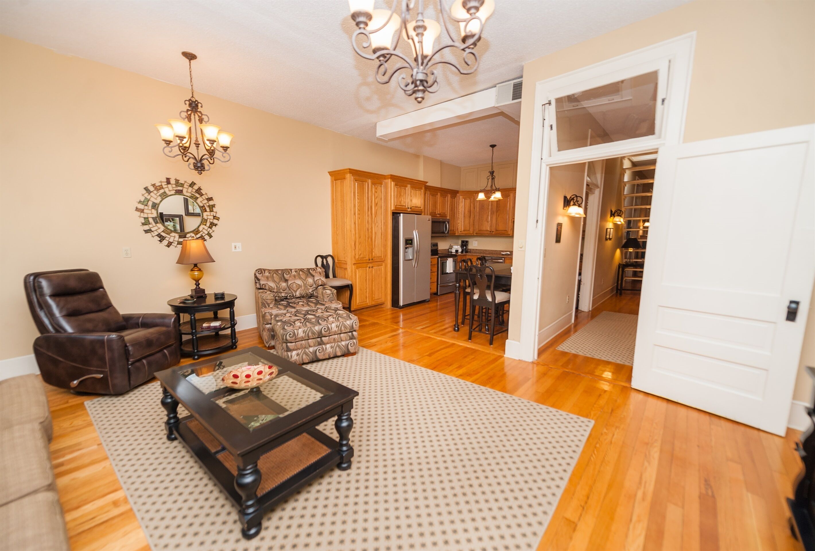 Una Smart TV, libros, una impresora