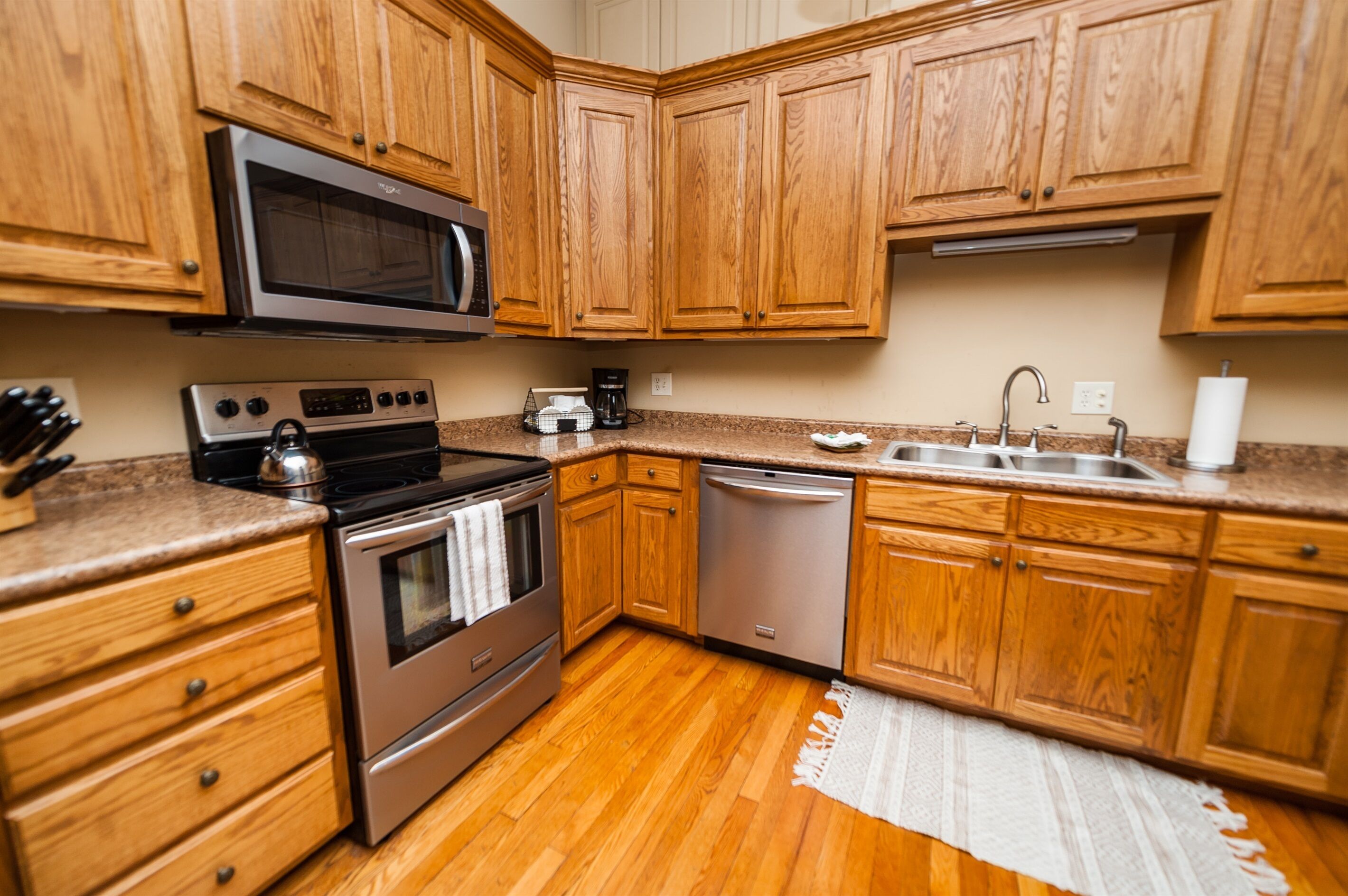 Frigorífico, microondas, horno y placa de cocina