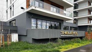 En modern byggnad med en skylt som visar texten ”THE LEVEL”, vilket anger att det är ett bostadskomplex.
