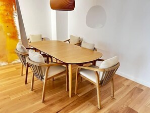 Dining - The Level Sanctuary: Free Parking and Netflix (București)